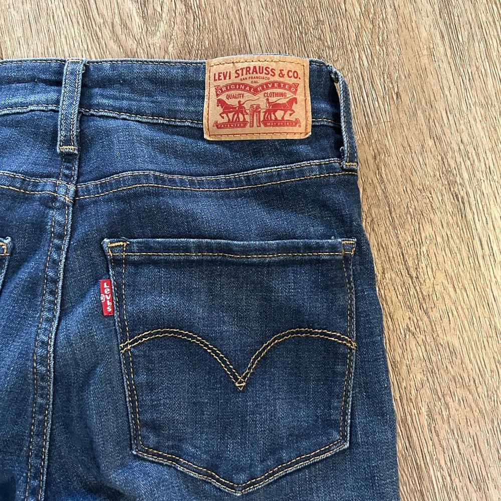 Women’s Levi shinny jeans